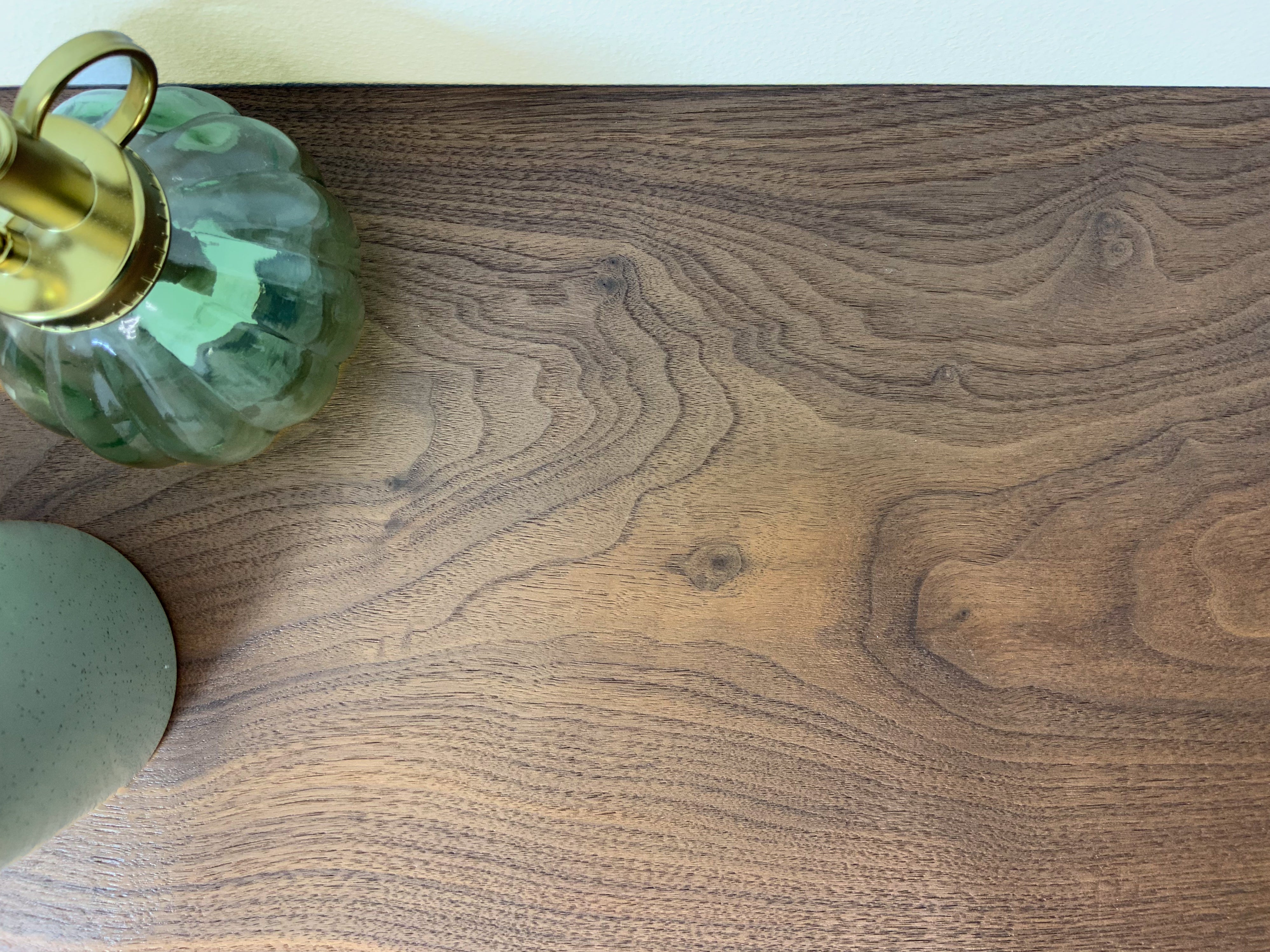 Thick modern walnut shelf close up grain